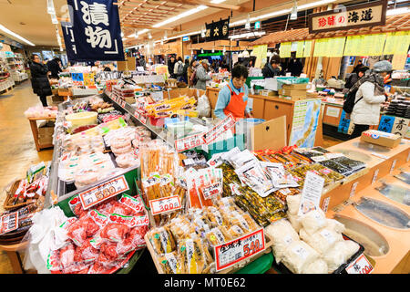 Indoor Omicho Ichiba, Omicho Markt mit frischen Lebensmitteln in Kanazawa, Japan. Inneren großer frischer Fisch Markt Shop, verschiedene pro-verpackten Lebensmitteln auf Verkauf. Stockfoto