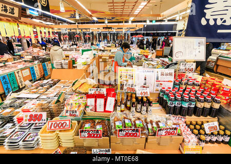 Indoor Omicho Ichiba, Omicho Markt mit frischen Lebensmitteln, in Kanazawa, Japan. Pro-verpackten Lebensmitteln und Sojasauce auf Zähler in großen Lagern. Stockfoto