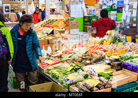 Indoor Omicho Ichiba, Omicho Markt mit frischen Lebensmitteln in Kanazawa, Japan. Käufer an Obst und Gemüse auf dem Markt suchen. Stockfoto