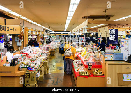 Indoor Omicho Ichiba, Omicho Markt, dem größten Markt mit frischen Lebensmitteln in Kanazawa, Japan. Großer Speicher, verschiedene Speisen. Stockfoto