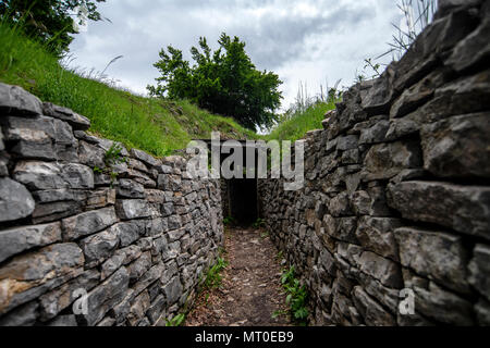 Ersten Weltkrieg italienische Armee Festungen und Gräben zwischen Künstlerin und Tinški Na vrh auf dem kolovrat Bergrücken an der italienisch-slowenischen Grenze. Stockfoto