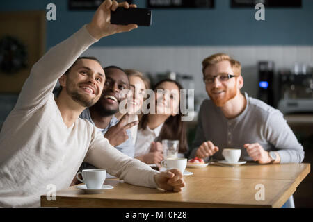 Diverse tausendjährigen Freunde die Gruppe selfie auf Handy in c Stockfoto