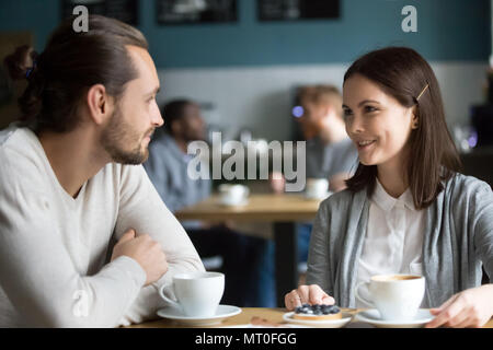 Happy tausendjährigen Paar in Liebe reden Flirten im Cafe Tabelle Stockfoto