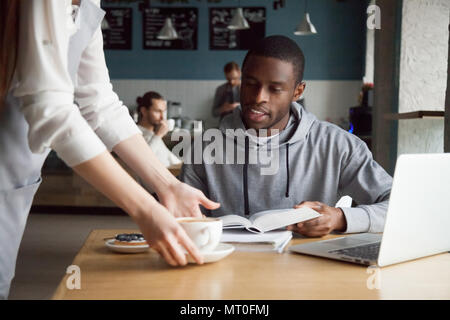 Kellnerin Kaffee zu lächeln, african-american man Kunden mit Stockfoto