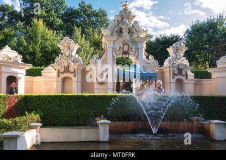 Kaatsheuvel, Niederlande, 19. August 2017: Drei Damen im Warten aus dem Märchen die neuen Kleider des Kaisers im Märchenwald in der Stockfoto