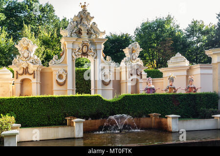 Kaatsheuvel, Niederlande, 19. August 2017: Drei Damen im Warten aus dem Märchen die neuen Kleider des Kaisers im Märchenwald in der Stockfoto