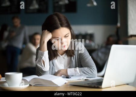 Gelangweilt von schwierigen Studium müde tausendjährigen Student im Sitzen Stockfoto