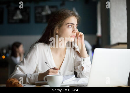 Nachdenklich weiblichen Schriftsteller oder Schüler schreiben im Café Stockfoto