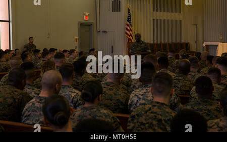 Sergeant Major des Marine Corps Sgt. Maj. Ronald L. Grün spricht mit Marines auf Marine Corps Air Station Yuma, Ariz., 7. Juli 2017. Sgt. Maj. Grün sprach mit den Marines über, wie sie miteinander umgehen sollten und die Bedeutung unserer Kultur. (U.S. Marine Corps Foto von Lance Cpl. Christian Cachola) Stockfoto