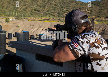 Us Marine Corps Staff Sgt. James Fehr, ein Ausbilder Konkurrent der Marine Corps Action Shooting Team zugewiesen, engagiert sich Ziele während der Superstition-berg Geheimnis 3-Gun Wettbewerb an der MESA, Ariz., Sonntag, 26. März 2017. 3 - Pistole ist eine Disziplin, wo Konkurrenten engage Targets in einzigartige Szenarien mit Gewehren und Pistolen, Schrotflinten, oder eine beliebige Kombination der drei. Das Marine Corps Action Shooting Team, aus der Marine Corps Base Quantico, Virginia, konkurriert in Wettbewerben in den USA und im Ausland. (U.S. Marine Corps Foto von Lance Cpl. Christian Cachola) Stockfoto