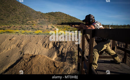 Us Marine Corps Staff Sgt. James Fehr, ein Ausbilder Konkurrent der Marine Corps Action Shooting Team zugewiesen, engagiert sich Ziele während der Superstition-berg Geheimnis 3-Gun Wettbewerb an der MESA, Ariz., Sonntag, 26. März 2017. 3 - Pistole ist eine Disziplin, wo Konkurrenten engage Targets in einzigartige Szenarien mit Gewehren und Pistolen, Schrotflinten, oder eine beliebige Kombination der drei. Das Marine Corps Action Shooting Team, aus der Marine Corps Base Quantico, Virginia, konkurriert in Wettbewerben in den USA und im Ausland. (U.S. Marine Corps Foto von Lance Cpl. Christian Cachola) Stockfoto