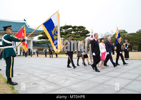 Us-Vizepräsident Michael R. Pence Besuche der Seoul National Cemetery in Südkorea, 16. April 2017. Vice President Pence machte seinen ersten Asien besuchen Sie einen Überblick über die strategischen Umgebung auf der Halbinsel zu erhalten. Us-Armee Stockfoto