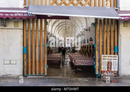 Akko, Israel - 23. MÄRZ 2018: Männer der türkischen Basar Reinigung am Morgen in der Altstadt von Akko Stockfoto