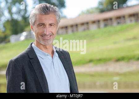 Herr in Park posing Stockfoto