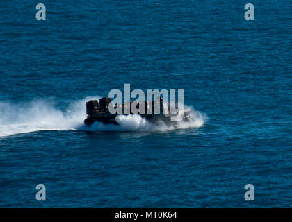 170715-N-RU 971-1031 SHOALWATER BAY (15. Juli 2017) eine Landing Craft air cushion (LCAC), zu Naval Beach (NBU) 7, fliegt durch das Wasser zugeordnet, bei der Unterstützung einer groß angelegten amphibischen Angriff während Talisman Sabre 17. Die landungsboote von Bonhomme Richard gestartet aktiviert Bewegung der 31 Marine Expeditionary Unit (MEU) Kräfte und Anlagen an Land, um für die MEU Mission Ziele im Tandem mit Australien Gegenstücke zu vervollständigen. (U.S. Marine Foto von Mass Communication Specialist 2. Klasse Cameron McCulloch/Freigegeben) Stockfoto