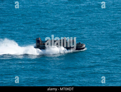 170715-N-RU 971-0894 SHOALWATER BAY (15. Juli 2017) eine Landing Craft air cushion (LCAC), zu Naval Beach (NBU) 7, fliegt durch das Wasser zugeordnet, bei der Unterstützung einer groß angelegten amphibischen Angriff während Talisman Sabre 17. Die landungsboote von Bonhomme Richard gestartet aktiviert Bewegung der 31 Marine Expeditionary Unit (MEU) Kräfte und Anlagen an Land, um für die MEU Mission Ziele im Tandem mit Australien Gegenstücke zu vervollständigen. (U.S. Marine Foto von Mass Communication Specialist 2. Klasse Cameron McCulloch/Freigegeben) Stockfoto