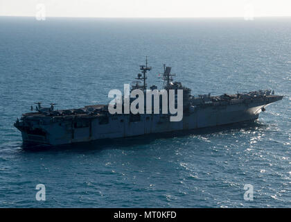 170715-N-RU 971-1171 SHOALWATER BAY (15. Juli 2017) Die Amphibious Assault ship USS BONHOMME RICHARD (LHD 6) Dämpfe durch das Wasser als Teil einer groß angelegten amphibischen Angriff während Talisman Sabre 17. Die Landungsboote und Flugzeuge von Bonhomme Richard gestartet aktiviert Bewegung der 31 Marine Expeditionary Unit (MEU) Kräfte und Anlagen an Land, um für die MEU Mission Ziele im Tandem mit Australien Gegenstücke zu vervollständigen. (U.S. Marine Foto von Mass Communication Specialist 2. Klasse Cameron McCulloch/Freigegeben) Stockfoto