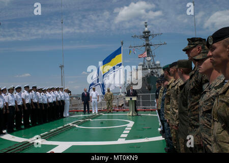 170717-N-DD 899-035 Odessa, Ukraine (17. Juli 2017) Der Präsident der Ukraine, Petro Poroschenko, Center, spricht während einer Zeremonie an Bord des Ukrainischen Fregatte Hetman Sahaydachniy (U130) während der Übung Sea Breeze 2017 in Odessa, Ukraine, Juli 17. Hinter ihm sind, von links, Maksym Stepanov, der Gouverneur von Odessa Provinz; Vice Adm. Ihor Voronchenko, dem Kommandeur der Ukrainischen Marine; und Gen. Stepan Poltorak, der Verteidigungsminister der Ukraine. Sea Breeze ist eine in den USA und der Ukraine gemeinsam Multinationale maritime Übung im Schwarzen Meer statt und wurde entwickelt, um die Interoperabilität der Teilnehmenden zu verbessern Stockfoto