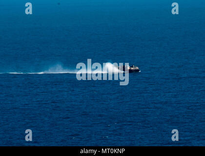 170715-N-RU 971-0835 SHOALWATER BAY (15. Juli 2017) eine Landing Craft air cushion (LCAC), zu Naval Beach (NBU) 7, fliegt durch das Wasser zugeordnet, bei der Unterstützung einer groß angelegten amphibischen Angriff während Talisman Sabre 17. Die landungsboote von Bonhomme Richard gestartet aktiviert Bewegung der 31 Marine Expeditionary Unit (MEU) Kräfte und Anlagen an Land, um für die MEU Mission Ziele im Tandem mit Australien Gegenstücke zu vervollständigen. (U.S. Marine Foto von Mass Communication Specialist 2. Klasse Cameron McCulloch/Freigegeben) Stockfoto