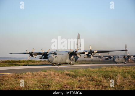 Eine C-130 der Fahrt auf der Rollbahn an Bezmer Air Base in Bulgarien. Stockfoto