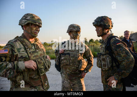 USAEUR kommandierender General, General Hodges Gespräche mit Soldaten aus den USA und Deutschland bei Bezmer Air Base in Bulgarien Stockfoto