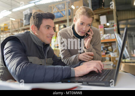 Die Arbeiter im Lager Büro Stockfoto