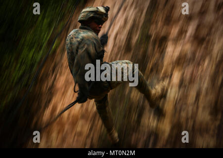 Staff Sgt. Trevor R. Moree, Summerville, South Carolina native und platoon Sergeant der Alpha Company, 1.BATAILLON, 3. Marine Regiment, rappels auf einer Klippe an der Jungle Warfare Training Center an Bord Camp Gonsalves, Okinawa, Japan, 12. Juli 2017. Die Jungle Warfare Training Center bietet individuelle und Steuereinheit level training Überlebensfähigkeit und Letalität bei einem Dschungel Umgebung erhöhen. Die Hawaii-basierte Bataillon freut sich auf Okinawa, Japan als Teil der Einheit Deployment Program eingesetzt. (U.S. Marine Corps Foto von Cpl. Aaron S. Patterson) Stockfoto