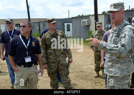 Indiana National Guard Oberst Robert D. Burke, 76th Infantry Brigade Combat Team Commander, erklärt ein Forward Operating Base Hoosier Arbeitgeber, Indiana Nationalgarde Training in Fort Polk, Louisiana, Dienstag, 18. Juli 2017 besucht. Soldaten mit der Infanterie Brigade rüstet sich für eine 12-tägige Schulung Schlacht, umfasst die reine Markterkundungs, Besetzung, Angriff und Verteidigung Taktiken, Techniken und Verfahren. Foto von Master Sgt. Jeff Lowry, 38th Infantry Division Public Affairs Stockfoto