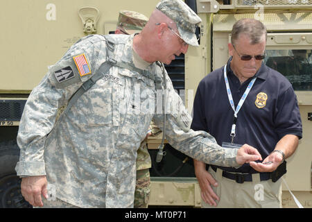 Indiana National Guard Oberst Robert D. Burke, 76th Infantry Brigade Combat Team Commander, präsentiert Indianapolis Metropolitanpolizei-Abteilung Kapitän Chris Boomershine mit einer Brigade Herausforderung Münze in Fort Polk, Louisiana, Dienstag, 18. Juli 2017. Boomershine war einer von mehreren Hoosier Arbeitgeber, die ihren Mitarbeitern besucht und Indiana Nationalgarde Ausbildung an der Louisiana post. Foto von Master Sgt. Jeff Lowry, 38th Infantry Division Public Affairs Stockfoto