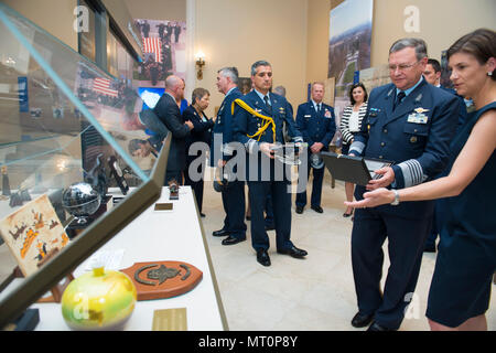 Frau Katharine Kelley (rechts), superintedent, Arlington National Cemetery, Bewegungen für Brig. Gen. Enrique Amrein, Generalstabschef der Argentinischen Luftwaffe, ein Geschenk von Argentinien, in einem Fall in der Memorial Amphitheater Anzeige Zimmer zu platzieren. Armein teilgenommen, die zuvor im US Air Force allen Ehren Wreath-Laying Zeremonie am Grab des Unbekannten Soldaten. (U.S. Armee Foto von Elizabeth Fraser/Arlington National Cemetery/freigegeben) Stockfoto