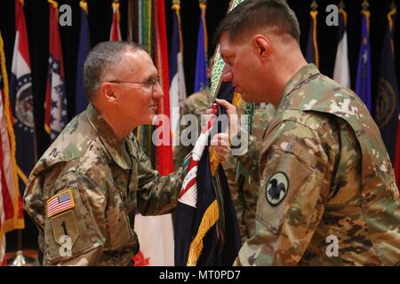 Generalmajor A. Ray Royalty (links), der Kommandeur der 84th Ausbildung Befehl, akzeptiert das Gerät guidon von Generalmajor Tracy A. Thompson, Stellvertretender kommandierender General der US Army Reserve Command, die während eines Befehls-/Verantwortung Zeremonie von der 84th an Waybur Theater auf Fort Knox, 16. Juli 2017 statt. Stockfoto