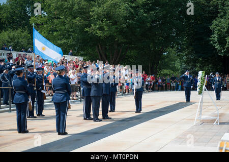 (Von links) Brig. Gen. Enrique Amrein, Generalstabschef der Argentinischen Luftwaffe, Generalmajor James A. Jacobson, Commander, Air Force District von Washington an einer US Air Force​ allen Ehren Wreath-Laying Zeremonie am Grab des Unbekannten Soldaten auf dem Arlington National Cemetery, Arlington, Virginia, 18. Juli 2017. Amrein tourte auch das Memorial Amphitheater Anzeige Zimmer. (U.S. Armee Foto von Elizabeth Fraser/Arlington National Cemetery/freigegeben) Stockfoto