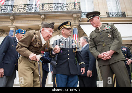 Armee Oberstleutnant Jessie Brewster, Aide de Camp Marine Corps Gen. Joseph F. Dunford jr., Vorsitzende des Generalstabs, Escorts, einen Weltkrieg 2 Veteran zu seinem Sitz, vor Bemerkungen von Präsident der Vereinigten Staaten von Amerika Donald J. Trumpf in den USA Leiter der Mission in Frankreich's Residence in Paris am Vorabend des Tag der Bastille am 12. Juli 2017. In diesem Jahr werden die VEREINIGTEN STAATEN die Parade führen als Land der Ehre zum Gedenken an das hundertjährige der US-amerikanischen Eintritt in den Ersten Weltkrieg - sowie die langjährige Partnerschaft zwischen Frankreich und den USA (Abt. der Verteidigung Foto von Marine Petty Officer 2nd Class D Stockfoto