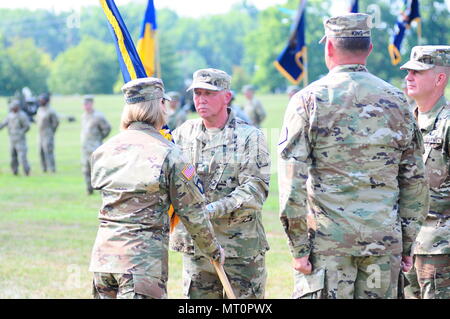 Generalleutnant Laura J. Richardson, stellvertretenden kommandierenden General der US-Armee den Befehl, geht das 20. Chemische, biologische, radiologische, nukleare und explosive Stoffe Befehl (CBRNE) Farben nach Brig. Gen. James E. Bonner, eingehende Commander, die während eines Befehls- und Ruhestand Zeremonie am 19. Juli an McBride Parade Feld in Aberdeen Proving Ground, Maryland. Die erste Hälfte der Zeremonie wurde die Änderung der Befehl wo Brig. Gen. William E. King IV, ehemaliger Kommandant der 20 CBRNE-Befehl, seine Rolle als Commander aufgegeben. 20 CBRNE-Befehl ist ein hoch-technische, für einen speziellen Zweck, Stockfoto