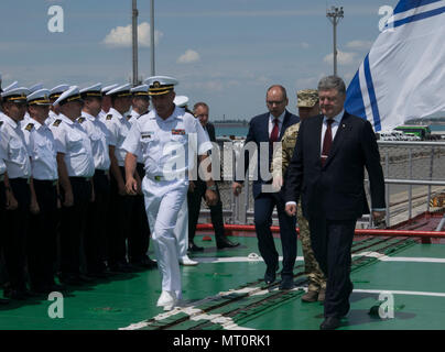 170717-N-DD 899-060 Odessa, Ukraine (17. Juli 2017) Vice Adm. Ihor Voronchenko, dem Kommandeur der Ukrainischen Marine, führt der Präsident der Ukraine Petro Poroschenko vom Heck der Ukrainischen Fregatte Hetman Sahaydachniy (U 130) nach poroschenko's Erläuterungen an Bord des Schiffes während der Übung Sea Breeze 2017 in Odessa, Ukraine, Juli 17. Hinter Ihnen sind, von links, Maksym Stepanov, der Gouverneur der Provinz, Odessa und Gen. Stepan Poltorak, der Verteidigungsminister der Ukraine. Sea Breeze ist eine in den USA und der Ukraine gemeinsam Multinationale maritime Übung im Schwarzen Meer statt und soll enha Stockfoto