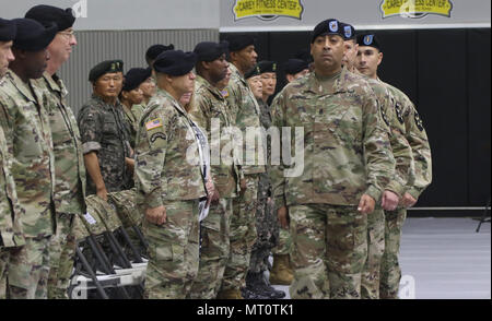 Die 210th Field Artillery Brigade ist eine Artillerieeinheit der 2. Infanteriedivision/ROK-US Combined Division, die in Camp Casey in Südkorea stationiert ist. Die Brigade führte am 12. Juli 2017 eine Zeremonie zum Wechsel der Verantwortung in Carey Gym durch. Das Archivbild dokumentiert die formelle Übertragung von Aufgaben zwischen leitenden Unteroffizieren innerhalb der Einheit. Stockfoto