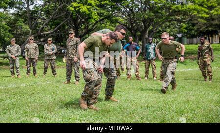 TAURAMA, Papua-Neuguinea (16. April 2017) US-Marines mit Strafverfolgungsbehörden Loslösung, 11 Marine Expeditionary Unit zeigen, VIP-Begleitung verfahren Mitglieder Service mit der Papua New Guinea Defence Force (PNGDF) während einer militärischen Fähigkeiten Austausch an Taurama Kasernen, als Teil einer Theater Sicherheit Zusammenarbeit (TSC) Engagement, April 16. Die bilateralen Training während der TSE durchgeführt wird auf die Steigerung der Fähigkeit der PNGDF der lokalen Polizei bei der Bereitstellung von Sicherheit für nationale Veranstaltungen zu unterstützen. Stockfoto