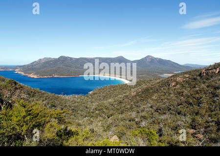 Unglaubliche Aussicht auf das türkisfarbene Wasser der Wineglass Bay im Freycinet National Park, Tasmanien, Australien Stockfoto