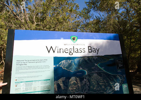 Wineglass Bay, Tasmanien, Australien: März, 2018: Anmelden im Freycinet National Park Willkommen durch Tasmanien Parks errichtet mit wichtigen Informationen zu Fuß. Stockfoto