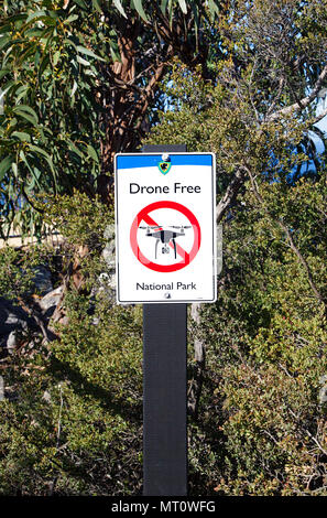 Anmelden Freycinet National Park errichtet von Tasmanien Parks und Wildlife Service mit Informationen über den Einsatz von Drohnen an diesem Standort. Stockfoto