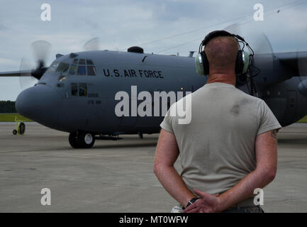 Eine C-130H Hercules bereitet sich auf den Start von der vorstartlinie am 20. Juli 2017, bei der 179Th Airlift Wing in Mansfield, Ohio. Die 179Th Airlift Wing ist immer auf einer Mission, die erste Wahl zu sein, der Zustand und die Missionen mit einem vertrauenswürdigen Mannschaft der Flieger zu reagieren. (U.S. Air Force Foto von Airman 1st Class Christi RichterReleased) Stockfoto