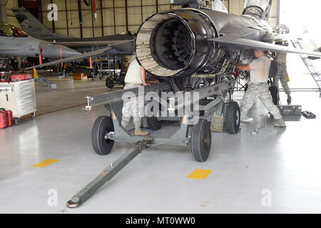 114 Aircraft Maintenance Squadron Motor shop Flieger entfernen, den Motor eines F-16 während der De-Verkleidung Phase einer Phase Wartung Inspektion an der Joe Foss Field, 8. Juli 2017. Jedes Flugzeug ist erforderlich durch eine Phase Inspektion alle 400 Flugstunden, um sicherzustellen, dass alle Systeme funktionieren innerhalb der Luftwaffe Verordnungen zu gehen. (U.S. Air National Guard Foto von Master Sgt. Christopher Stewart/Freigegeben) Stockfoto