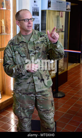 Oberst Damon Neil Gluckern, Leiter des militärischen Unterstützung, Arkansas National Guard, liefert Erläuterungen vor einem Ribbon Cutting für die Eröffnung des Camp Pike Exponat auf der Robinson Manöver Training Center in North Little Rock, Arche, am 20. Juli. (U.S. Army National Guard Foto von SPC. Stephen Wright) Stockfoto