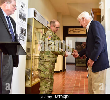 Oberst Damon Neil Gluckern, Leiter des militärischen Unterstützung, Arkansas National Guard, hält die zeremoniellen Ribbon unveränderlich, wie Col (Ret) John Fordyce III verläuft das Band zu schneiden, was bedeutet, dass die Eröffnung des Camp Pike Ausstellung während einer Zeremonie im Robinson Manöver Training Center in North Little Rock, Arche statt, am 20. Juli. (U.S. Army National Guard Foto von SPC. Stephen Wright) Stockfoto