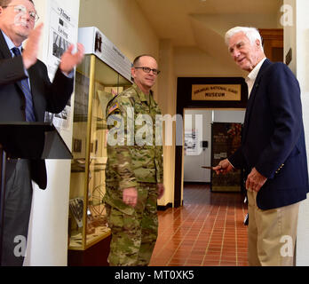 Oberst Damon Neil Gluckern, Leiter des militärischen Unterstützung, Arkansas National Guard, löst die zeremoniellen Ribbon nach Col (Ret) John Fordyce III das Band durchschneiden, das Bedeutet die Eröffnung des Camp Pike Ausstellung während einer Zeremonie im Robinson Manöver Training Center in North Little Rock, Arche statt, am 20. Juli. (U.S. Army National Guard Foto von SPC. Stephen Wright) Stockfoto