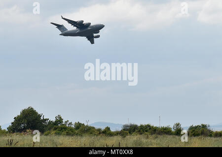 Eine C-17 Globemaster III Flugzeuge cargo Der contingency RESPONSE -Element bereitet bei Bezmer Air Base, Bulgarien, 17. Juli 2017 während der Übung Sabre Guardian' 17 zu landen. Rund 80 Flieger zum 321. Contingency Response Geschwader von Joint Base Mc Guire-Dix - Lakehurst, New Jersey, in Unterstützung der Übung vom 14.-25. Juli eingesetzt. (U.S. Air Force Foto von Tech. Sgt. Liliana Moreno/Freigegeben) Stockfoto