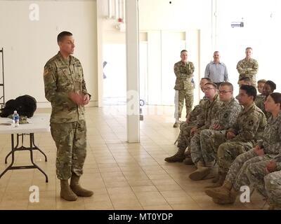 Der Senior Enlisted Advisor der United States Army ist eine Führungsrolle, die für die Vertretung von Personengruppen innerhalb einer Einheit verantwortlich ist. Das Archivbild dokumentiert einen hochrangigen Unteroffizier, der während eines Einsatzes in Devens, Massachusetts, am 17. Juli 2017 die Soldaten ansprach. Das fotografische Protokoll spiegelt die routinemäßige Kommunikation zwischen Führungskräften und Mitarbeitern in Bezug auf Serviceangelegenheiten wider. Stockfoto