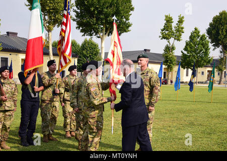 Michael D. Formica, Region Direktor, Installation Management Command-Europe, übergibt die Farben zu oberst Eric M. BERDY an der Garnison Ändern des Befehls Zeremonie auf Hoekstra, Caserma Ederle, Vicenza, Italien, 21. Juli 2017, bei einem Befehl Zeremonie für die US-Armee Garnison Italien in der Caserma Ederle in Vicenza, Italien. (U.S. Armee Foto von visuellen Informationen Spezialist Antonio Bedin-/freigegeben) Stockfoto