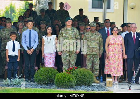 Colonel Steven M. Markierungen, ausgehende Commander, U.S. Army Garrison Italien, steht an Aufmerksamkeit während der Wiedergabe des "Ballade des Green Beret' am Ende der Garnison Ändern des Befehls Zeremonie auf Hoekstra, Caserma Ederle, Vicenza, Italien, Jan. 21, 2017. (U.S. Armee Foto von visuellen Informationen Spezialist Antonio Bedin-/freigegeben) Stockfoto