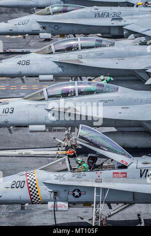 Pazifik (April 17, 2017) ein Marine prüft die Flugsteuerung eines F/A-18 Hornet, zugeordnet zu den plättchenschlitz der Marine Strike Fighter Attack Squadron (Vmfa) 312, auf dem Flugdeck an Bord der Flugzeugträger USS Theodore Roosevelt (CVN 71). Theodore Roosevelt ist unterwegs durch eine maßgeschneiderte Schiff training Verfügbarkeit vor der Küste von Südkalifornien. Stockfoto